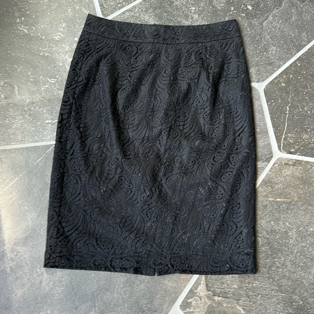 TRINA TURK lace skirt, lined size 4, black.